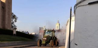 Agradecen el gesto de los agricultores locales en labores de desinfección de calles
