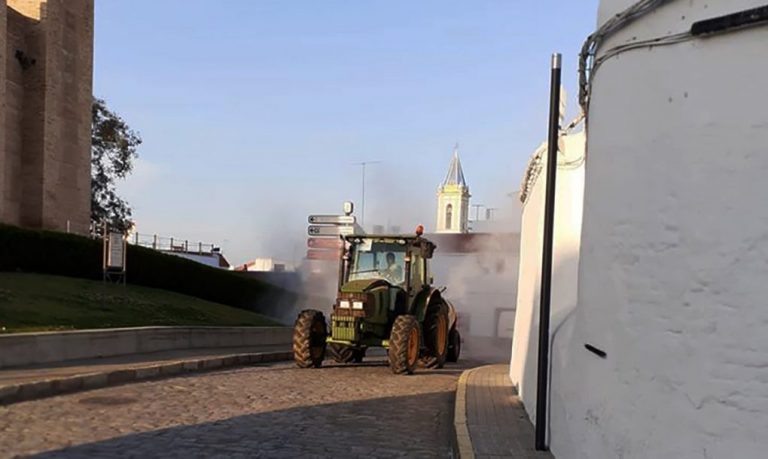 Agradecen el gesto de los agricultores locales en labores de desinfección de calles