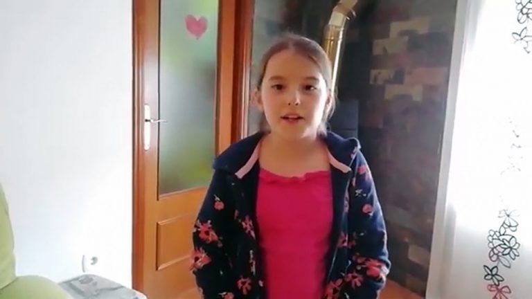 Menor cartayera explica en un vídeo a otros niños qué es el coronavirus a través de un cuento
