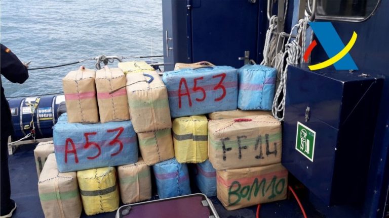 Arrojan 2.000 kilos de hachís al mar en aguas de Huelva al verse perseguidos por Aduanas