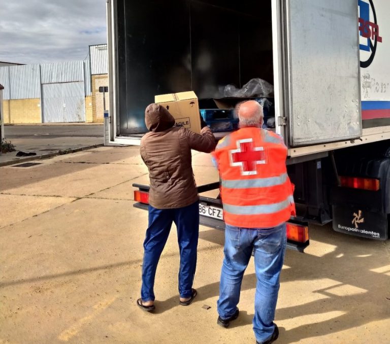 Diputación de Huelva y Cruz Roja llevan ayuda de emergencia a los asentamientos