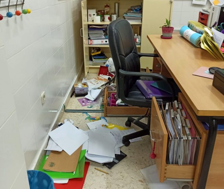 Asaltan un colegio en Cartaya y se llevan 600 euros y herramientas en pleno confinamiento