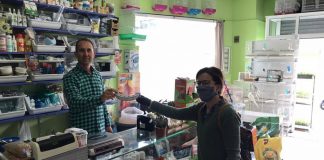 El Ayuntamiento de Punta sigue repartiendo viseras en todos los establecimientos que permanecen abiertos