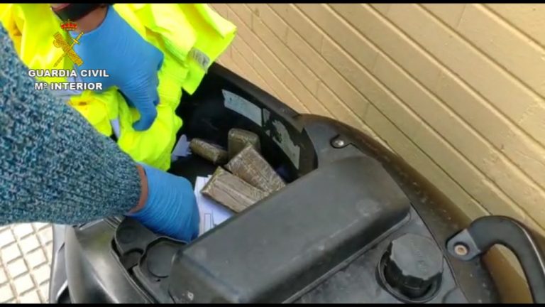 Hallan casi un kilo de hachís en el baúl de un ciclomotor a un varón en Isla Cristina