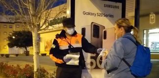 El Gobierno inicia el reparto de mascarillas a trabajadores que usan transporte público en la provincia de Huelva