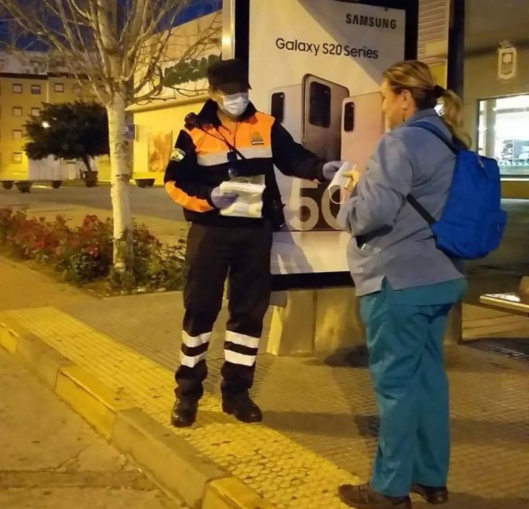 El Gobierno inicia el reparto de mascarillas a trabajadores que usan transporte público en la provincia de Huelva