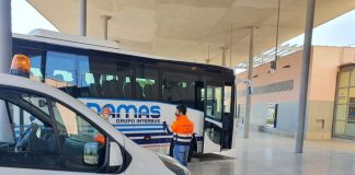 Ayamonte entrega mascarillas a usuarios del transporte público y recolectores de frutas