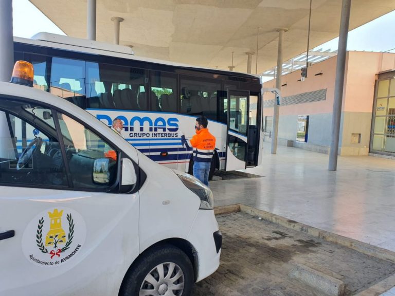 Ayamonte entrega mascarillas a usuarios del transporte público y recolectores de frutas