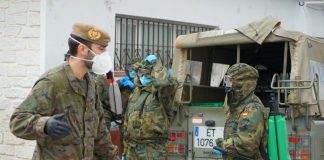 El ejército usa un nuevo sistema de desinfección en espacios públicos de Ayamonte
