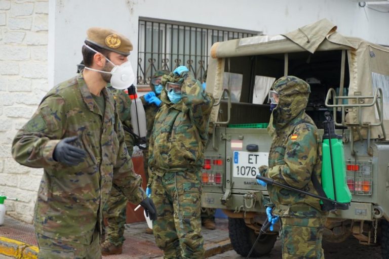 El ejército usa un nuevo sistema de desinfección en espacios públicos de Ayamonte