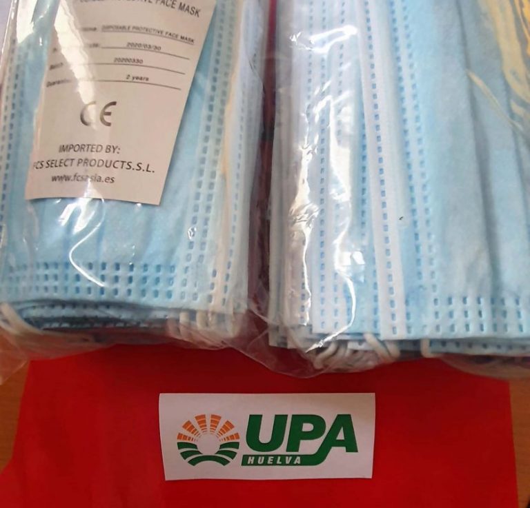 UPA Huelva reparte mascarillas a  agricultores y trabajadores del campo