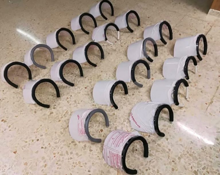 Fontanero de Isla Cristina fabrica pantallas protectoras y las dona al centro de salud