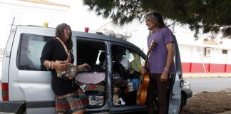 Dos trovadores quedan confinados en una furgoneta en Isla Cristina