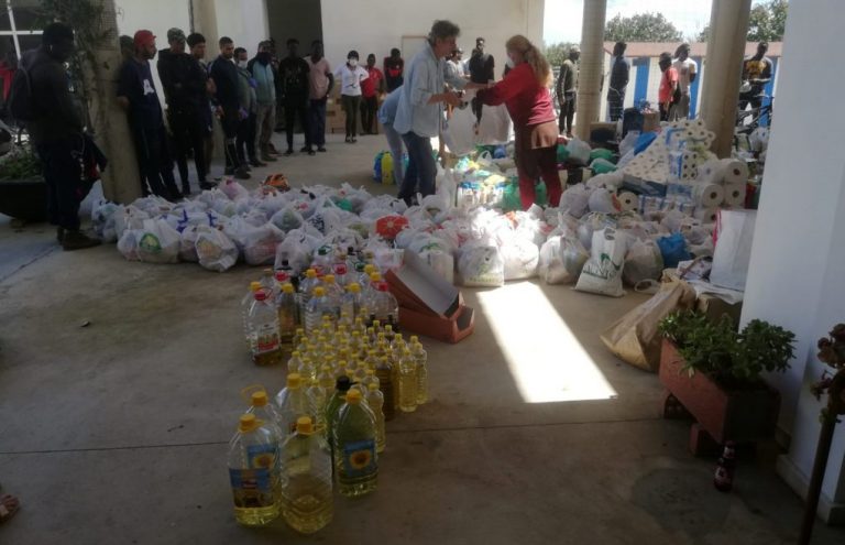 Taxistas de Huelva y Sevilla abren un «corredor humanitario» a los asentamientos chabolistas de Lepe y Palos