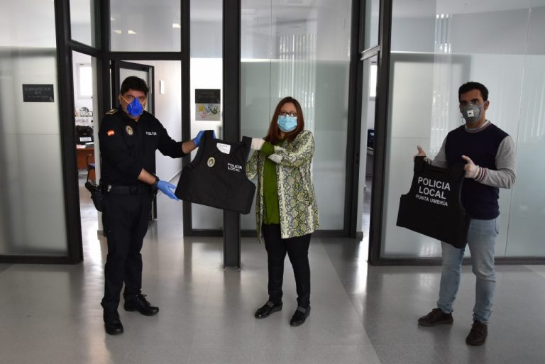 Punta Umbría dota a su Policía Local de chalecos antibala,  antipunzón y anticorte