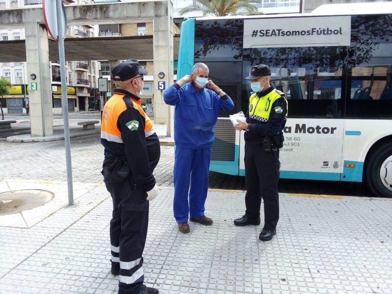 Reparten en la provincia de Huelva 160.000 mascarillas a trabajadores que usan transporte público