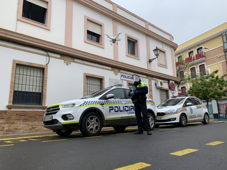 Un Policía Local de Isla Cristina aporta un drone para vigilar desplazamientos injustificados