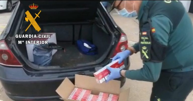 Intervienen 1.410 cajetillas de tabaco de contrabando en tres vehículos en Palos