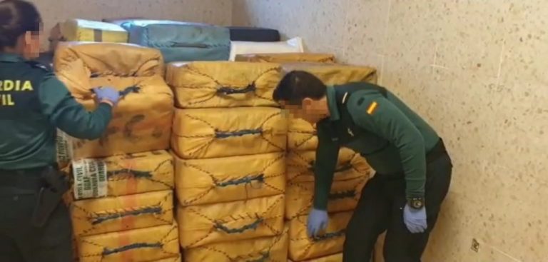 Seis detenidos entre Isla y Ayamonte que navegaban con una recreativa con 1.100 kilos de hachís a bordo