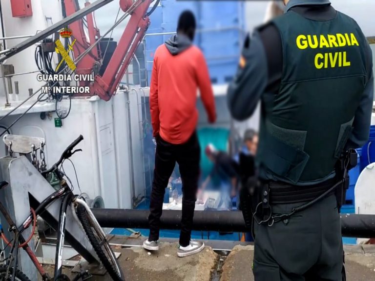 Sorprenden a 14 personas de barbacoa en un barco en Isla Cristina en pleno confinamiento