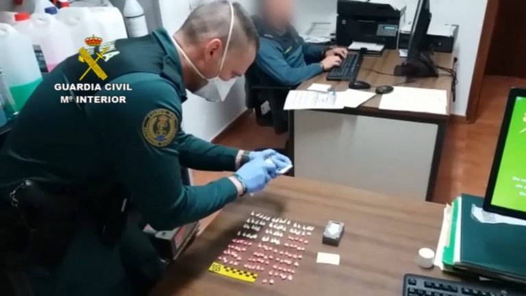 Arroja 122 dosis de coca por la ventanilla del coche al ver un control policial en Isla Cristina