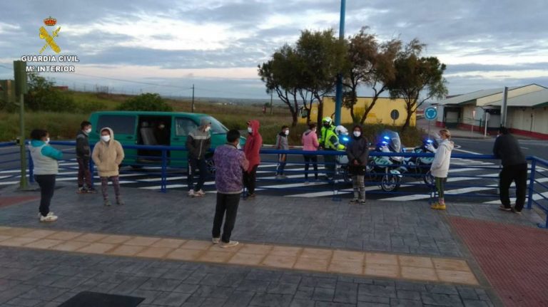 Interceptan en una carretera de Huelva un vehículo con 13 ocupantes, 2 de ellos en el maletero