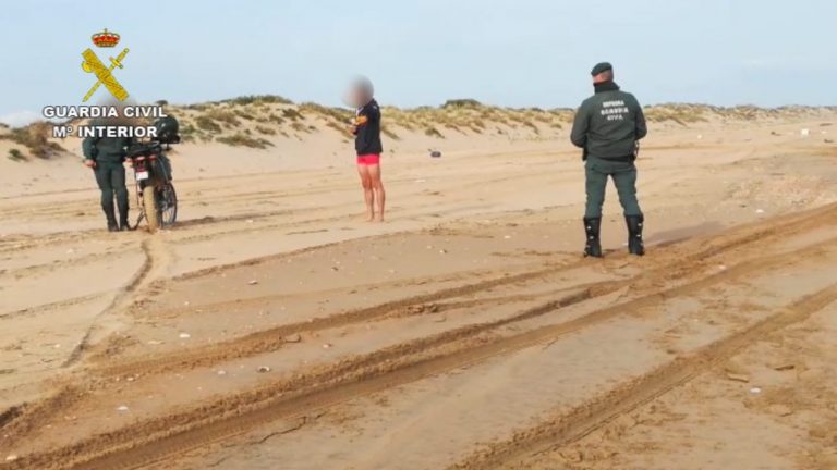 Sorprenden a una persona caminando por las playas de la Flecha en pleno confinamiento