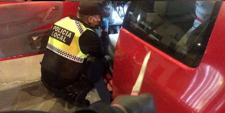 Pillan en Lepe a un conductor sin carnet ni seguro, y con un cuchillo en el coche en pleno confinamiento