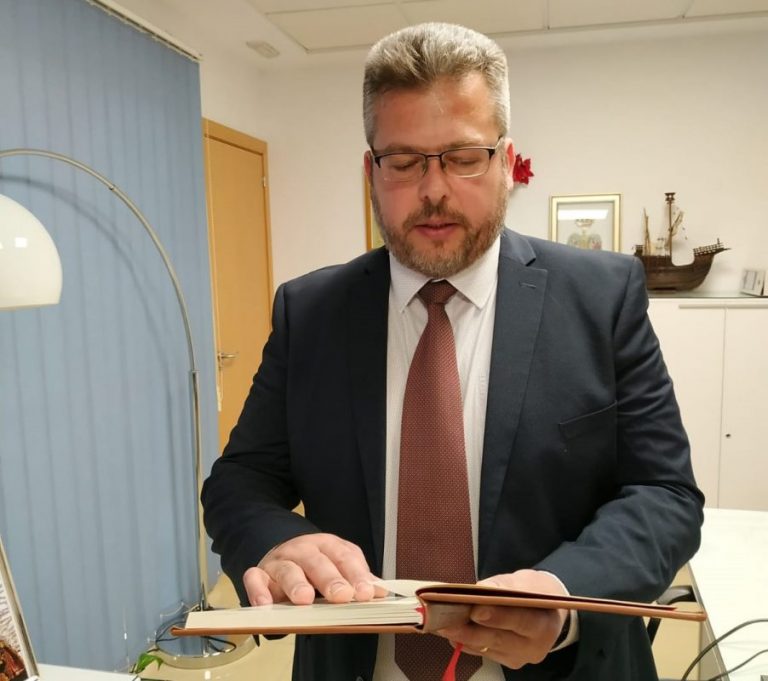 Toma posesión de su cargo el nuevo edil socialista isleño Gerardo Ramos