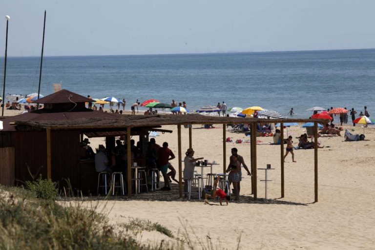 Chiringuitos onubenses consideran «inviable» abrir el 25 de mayo