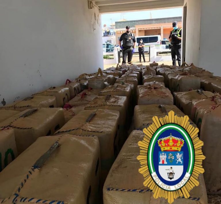 Hallan 77 fardos de hachís en un chalet en primera línea de playa en La Antilla