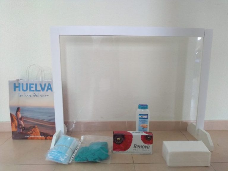 Diputación de Huelva reparte material de protección a los empleados de las 9 zonas de servicios sociales de la provincia
