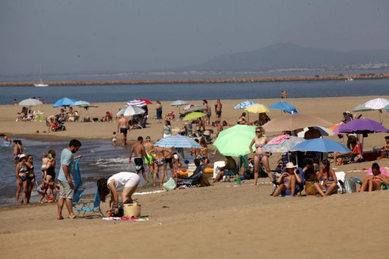 La Junta recomienda a los ayuntamientos costeros que limiten el aforo de las playas