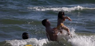Los onubenses estrenan con ganas el baño en sus playas tras el confinamiento