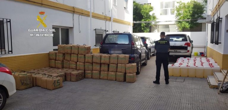 Frustran un alijo de 1.800 kilos de hachís en Isla tras la persecución de un todoterreno por Urbasur