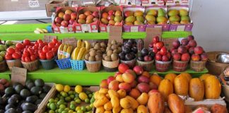 Punta inicia una campaña para evitar que las fruterías se excedan al poner género en la vía pública