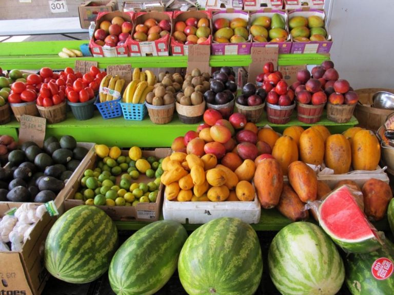 Punta inicia una campaña para evitar que las fruterías se excedan al poner género en la vía pública