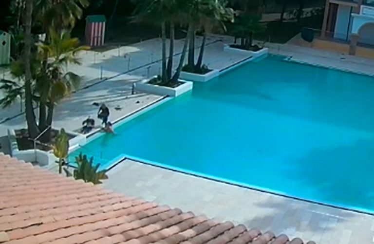 Pillan a tres personas bañándose y bebiendo en la piscina de un hotel cerrado en Isla Cristina