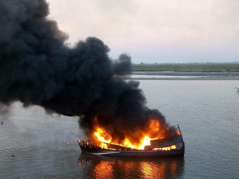 Tres personas heridas en un incendio que afecta a tres pesqueros en el puerto de Isla Cristina