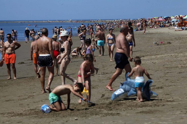 Los pueblos de la Costa Occidental de Huelva “no prohibirán ni autorizarán” el baño en las playas desde el lunes