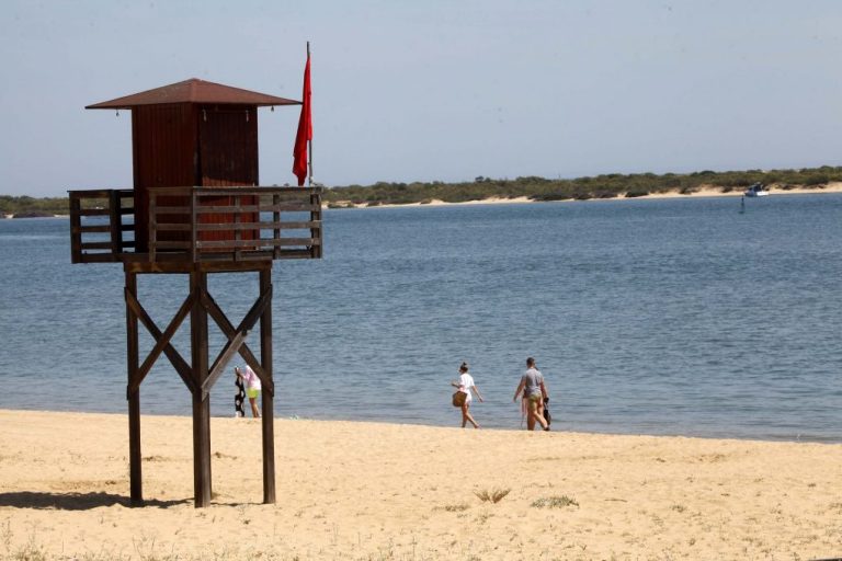 Empresarios turísticos onubenses piden a los ayuntamientos costeros que adelanten los planes de playa