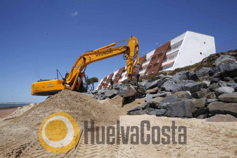La playa de El Portil recibe esta semana un aporte de 4.000 metros cúbicos de arena