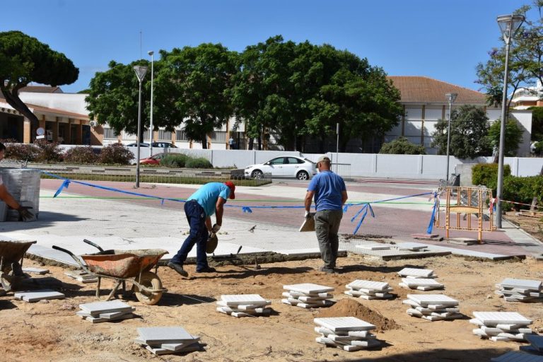 El Ayuntamiento de Punta Umbría renueva la solería de la plaza Rafael Alberti