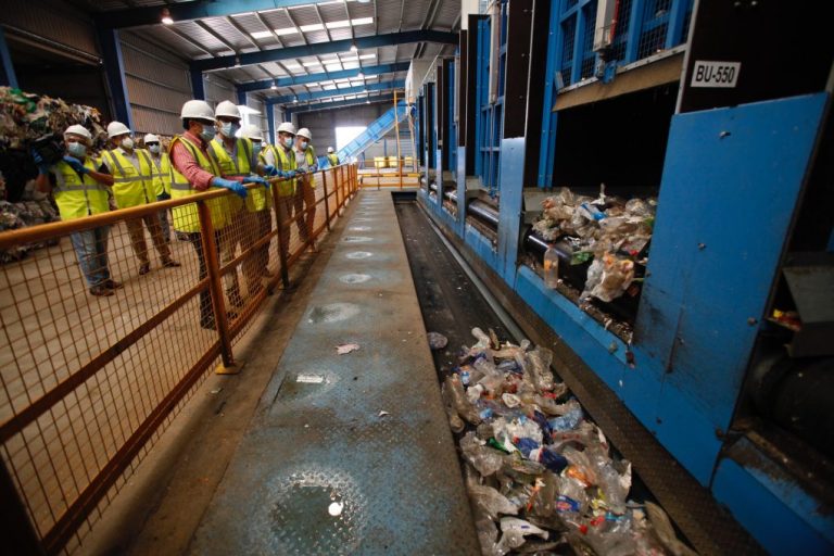 Presentan en Trigueros un nuevo sistema automatizado de envases ligeros para toda la provincia