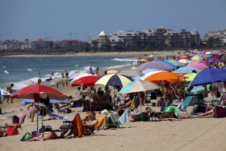 Empiezan a trabajar los 476 vigilantes de playa contratados por la Junta en Huelva