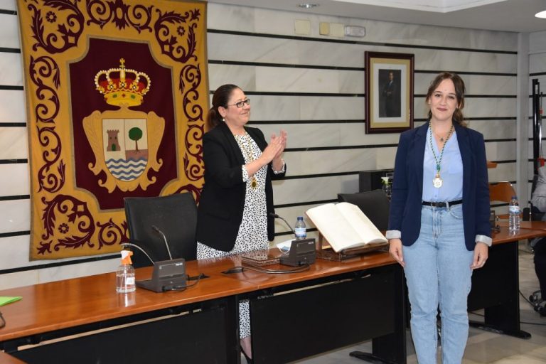 Sara Ureña (Adelante-IU) toma posesión como nueva concejala del pleno de Punta Umbría