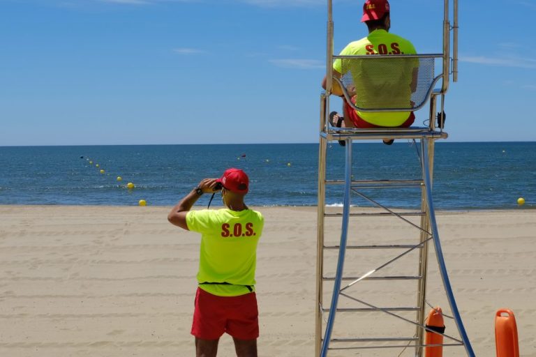Ayamonte amplía los horarios y el número de socorristas en sus playas