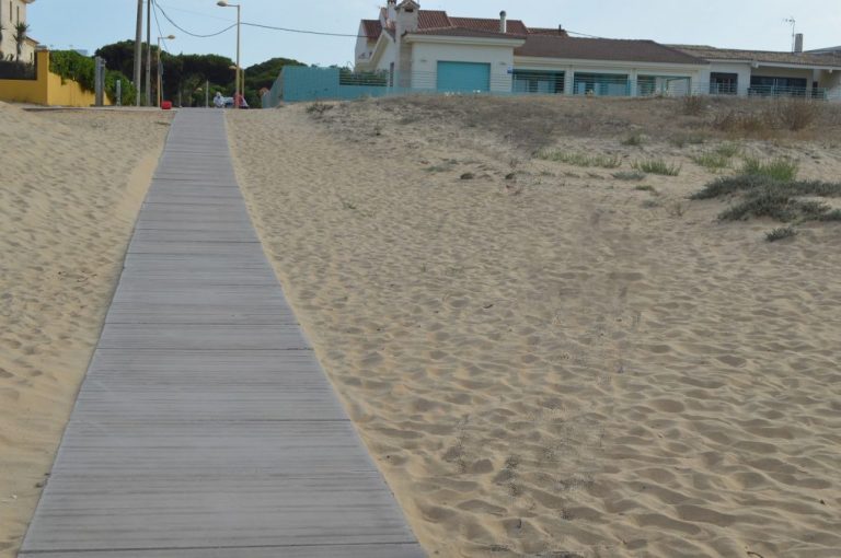 Quince nuevos accesos a la playa de Punta Umbría serán de hormigón ecológico