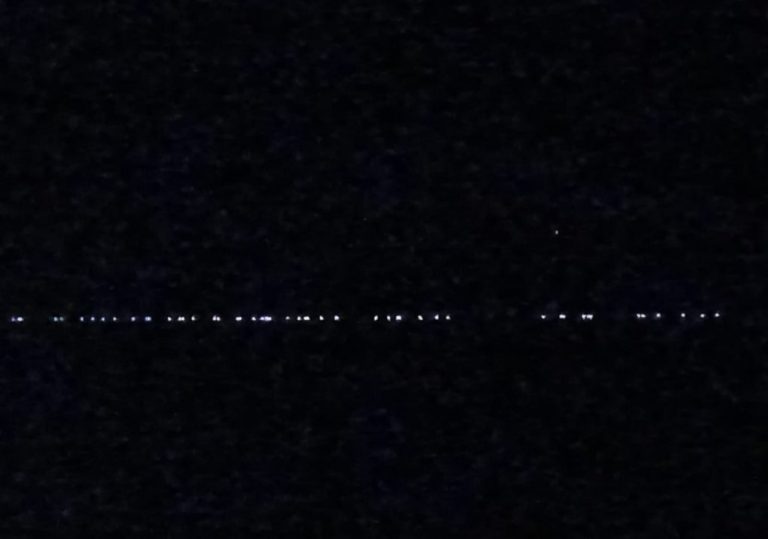 Un “tren de luces” en el cielo llama la atención de los onubenses