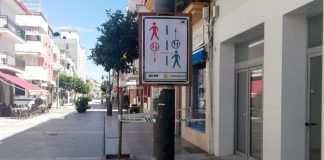 Punta ordena el paso y señaliza el sentido de la marcha de los peatones en la calle Ancha